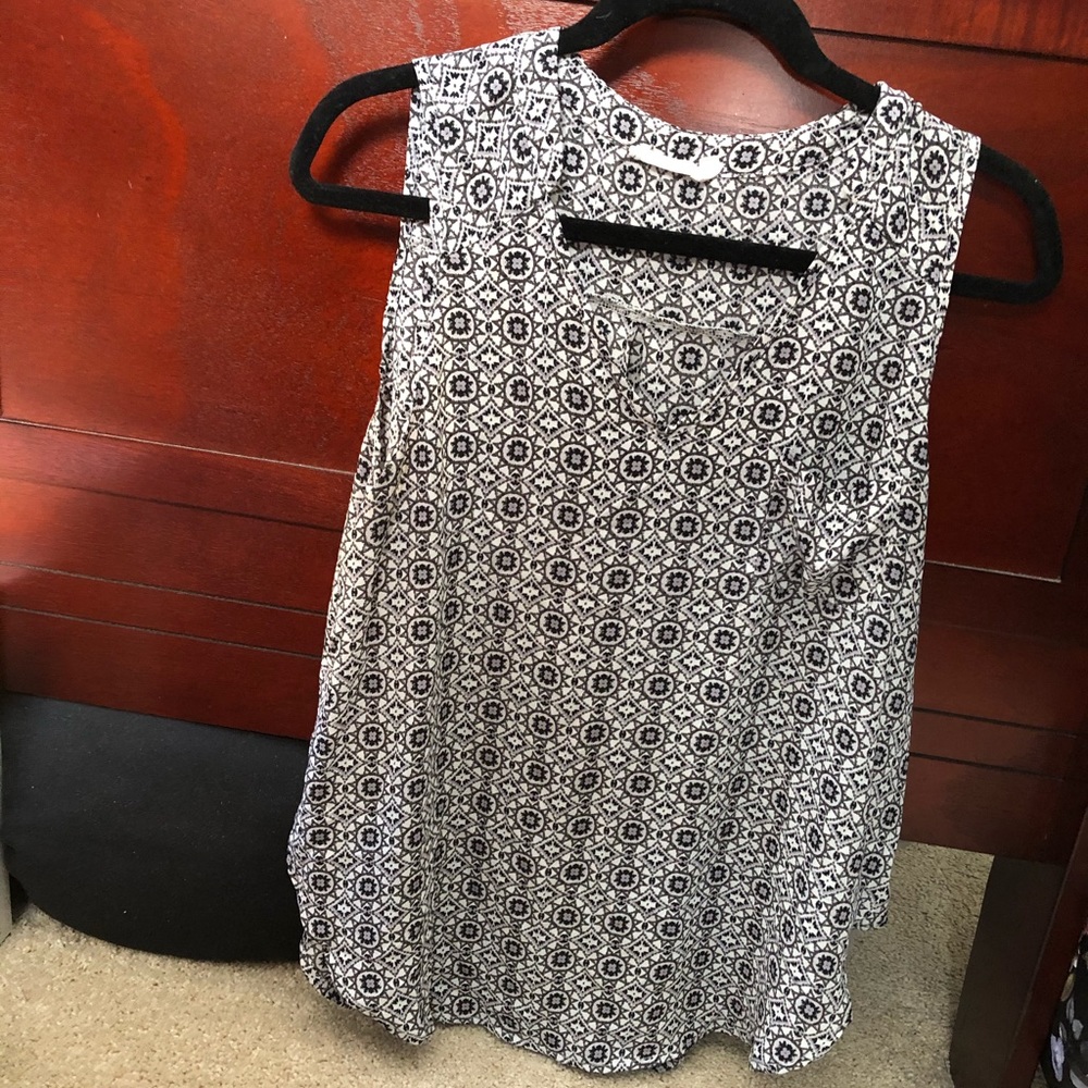 Printed flowy split hem tank with front pocket
